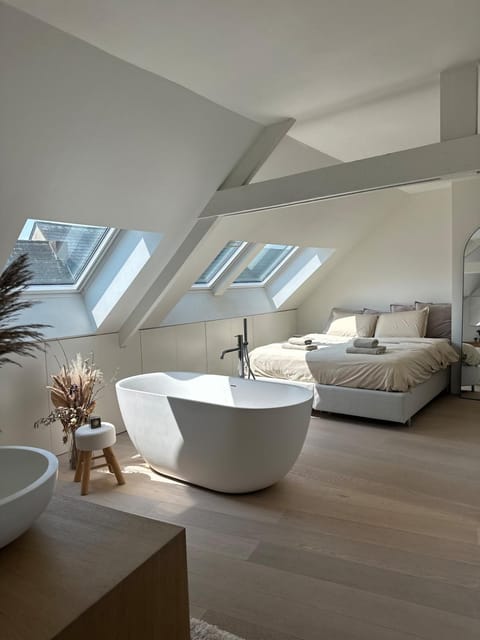 Bed, Bathroom, Photo of the whole room, Bedroom, Bath