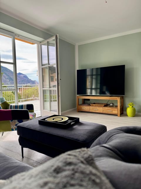 Communal lounge/ TV room, Natural landscape, TV and multimedia, Living room, Seating area, Evening entertainment, Mountain view