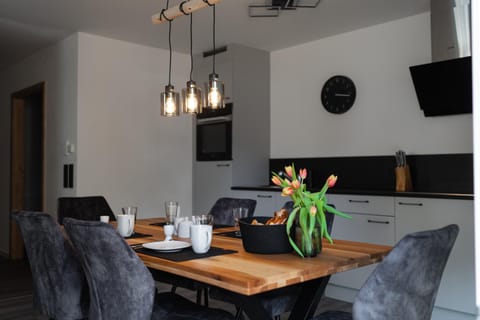 Kitchen or kitchenette, Seating area, Dining area