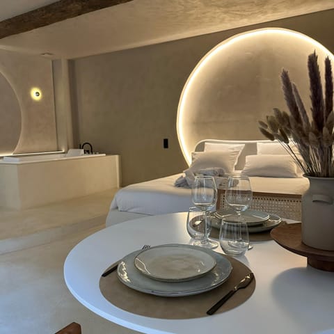 Bed, Hot Tub, Dining area, Bath