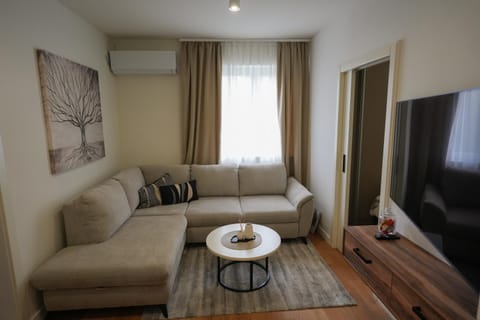 Communal lounge/ TV room, TV and multimedia, Living room, Seating area, Evening entertainment