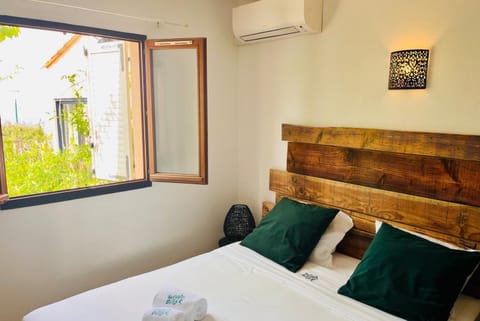 Bed, Photo of the whole room, Bedroom, air conditioner