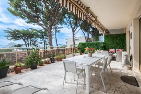 Property building, Balcony/Terrace, Living room