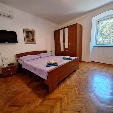 Bed, TV and multimedia, Photo of the whole room, Bedroom, towels, wardrobe, air conditioner