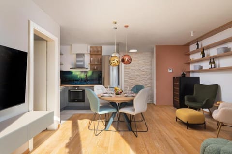Restaurant/places to eat, Seating area, kitchen