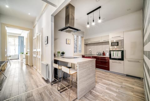 Kitchen or kitchenette, dishwasher, stove