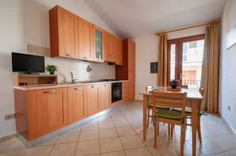 TV and multimedia, Kitchen or kitchenette, Dining area, oven, stove
