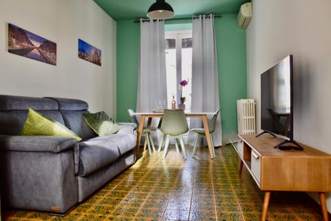 Communal lounge/ TV room, TV and multimedia, Living room, Seating area, Dining area, Evening entertainment