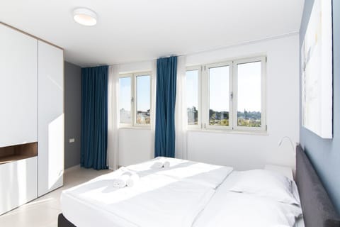 Bed, Photo of the whole room, Bedroom, towels