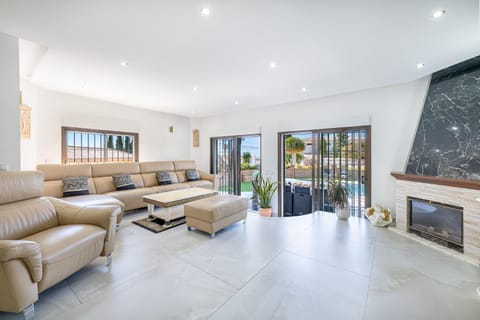 797 HOLIDAY RENTALS -Estilosa Villa en Benalmadena para 10 Villa in Fuengirola