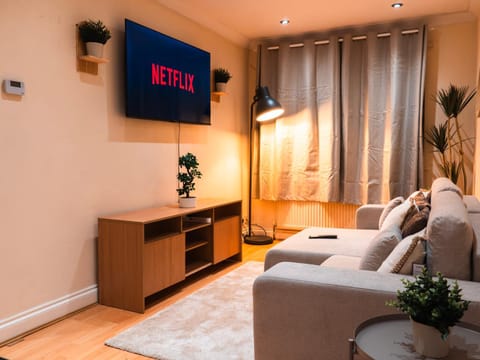 Communal lounge/ TV room, Bed, TV and multimedia, Living room, Photo of the whole room, Seating area, Evening entertainment