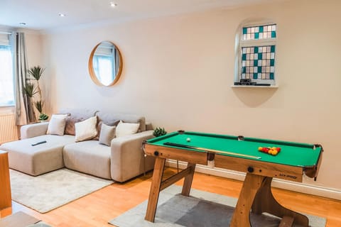 Billiard, Living room, Seating area