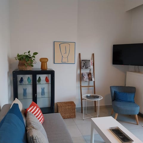 Communal lounge/ TV room, Bed, Seating area