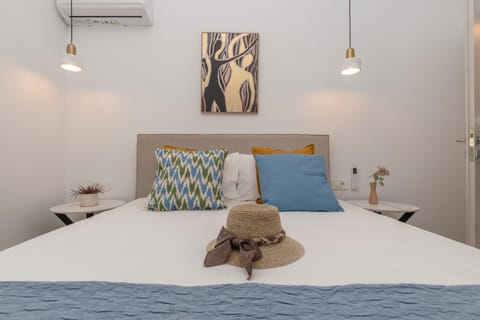 Bed, Photo of the whole room, Bedroom, air conditioner