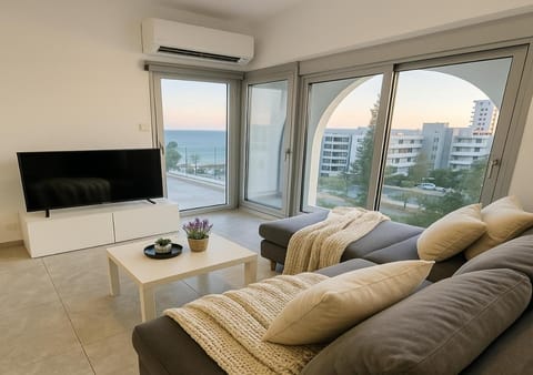 Communal lounge/ TV room, Balcony/Terrace, Living room, Seating area, Sea view, air conditioner