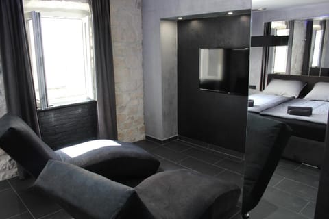 TV and multimedia, Seating area, Bedroom