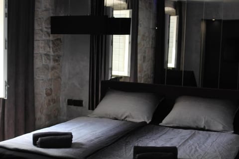 Bed, Bedroom, towels