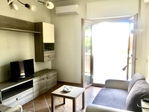 TV and multimedia, Living room, Seating area, air conditioner