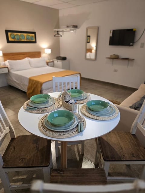 Communal lounge/ TV room, Bed, TV and multimedia, Living room, Photo of the whole room, Seating area, Evening entertainment, Bedroom