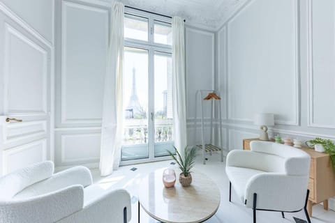 Exceptional Eiffel Tower Gem 4BED 8P in Trocadero Apartment in Paris