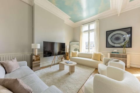 Exceptional Eiffel Tower Gem 4BED 8P in Trocadero Apartment in Paris