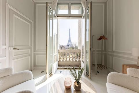 Exceptional Eiffel Tower Gem 4BED 8P in Trocadero Apartment in Paris