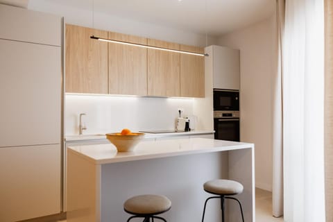Kitchen or kitchenette, Dining area, minibar, oven, stove