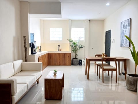 Kitchen or kitchenette, Living room, Seating area, Dining area, kitchen