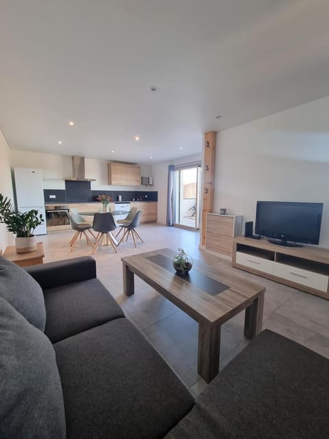 TV and multimedia, Kitchen or kitchenette, Seating area