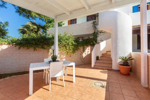 Property building, Patio, Balcony/Terrace