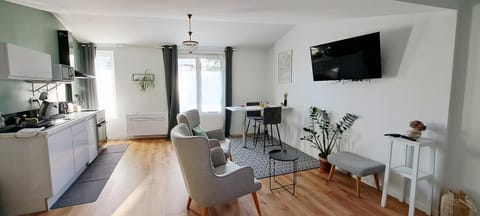 TV and multimedia, Living room, Seating area, Dining area, kitchen