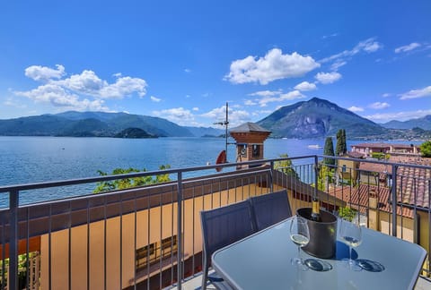 Nearby landmark, Natural landscape, View (from property/room), Balcony/Terrace, Dining area, Lake view, Mountain view