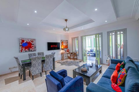 Communal lounge/ TV room, TV and multimedia, Living room, Seating area, Dining area, Evening entertainment, Quiet street view