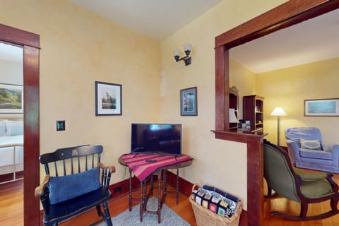 Sunny Hill Farmhouse House in Bainbridge Island