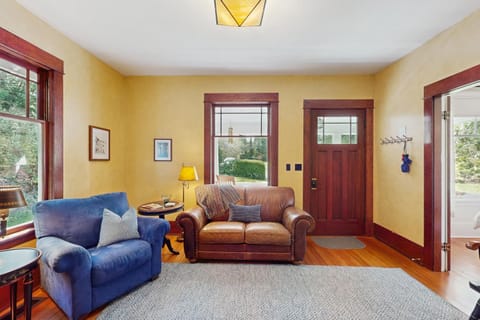 Sunny Hill Farmhouse House in Bainbridge Island