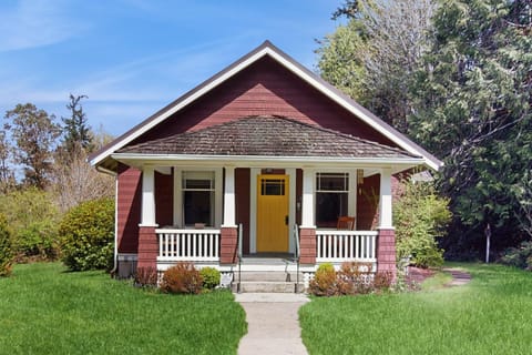 Sunny Hill Farmhouse House in Bainbridge Island