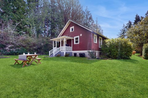 Sunny Hill Farmhouse House in Bainbridge Island