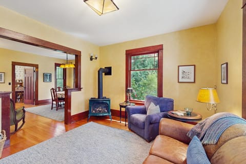 Sunny Hill Farmhouse House in Bainbridge Island