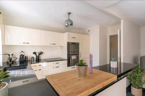 Kitchen or kitchenette, Dining area, dishwasher, stove