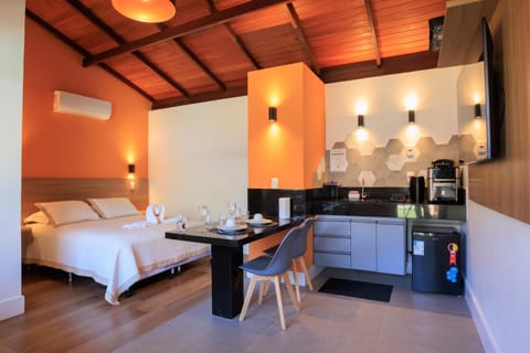 Bed, TV and multimedia, Coffee/tea facilities, Kitchen or kitchenette, Dining area, Bedroom, minibar, toaster, air conditioner