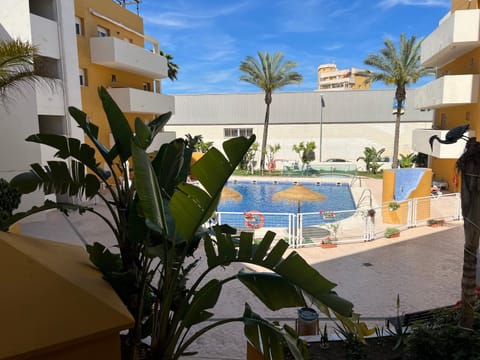 Property building, Day, Pool view, Swimming pool, Swimming pool