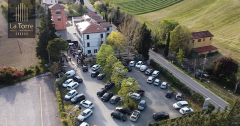 Neighbourhood, Natural landscape, Bird's eye view, Street view, Location, Parking