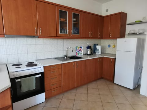 Coffee/tea facilities, Kitchen or kitchenette, stove