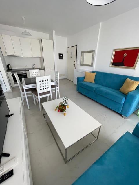 Bed, TV and multimedia, Kitchen or kitchenette, Living room, Photo of the whole room, Seating area, Dining area, Bedroom, minibar