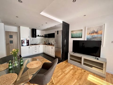 Communal lounge/ TV room, TV and multimedia, Kitchen or kitchenette, Living room, Seating area, Evening entertainment, minibar