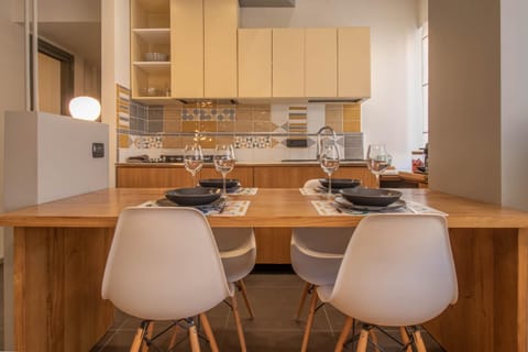 Kitchen or kitchenette, Dining area