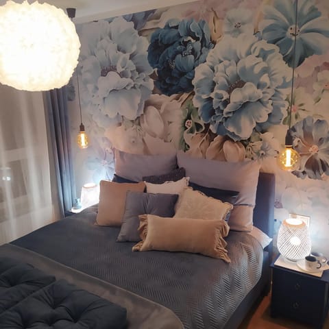 Bed, Seating area, Bedroom