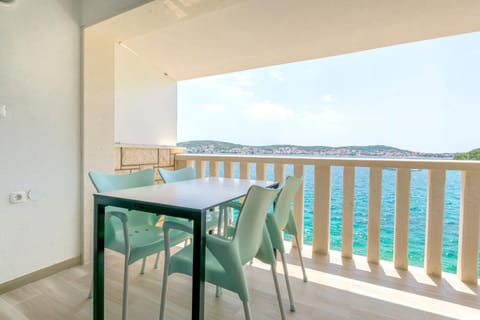 Day, View (from property/room), Balcony/Terrace, Seating area, Dining area, Sea view