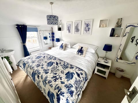 Property building, Bed, Photo of the whole room, Bedroom