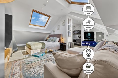 Bed, Living room, Photo of the whole room, Seating area, Bedroom